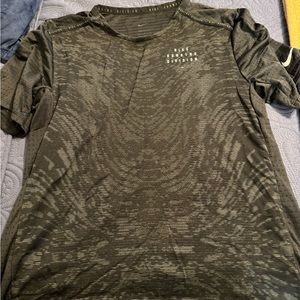 Nike run division size men’s small t shirt